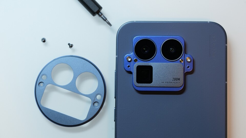 Die Kamerainsel lässt sicht beim realme GT8 Pro tauschen. Schraubezieher und Ersatzschrauben liegen dem Handy bei. (BIldquelle: GameStar Tech)