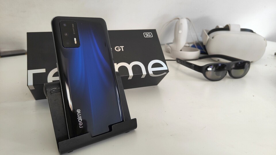 Das Realme GT ist angesichts seines Preises erstaunlich gut ausgestattet. Die VR- und AR-Hardware im Bildhintergrund gehört trotzdem nicht zum Lieferumfang..