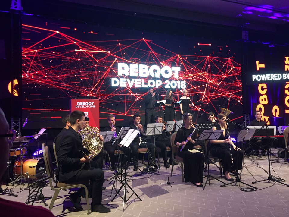 Auftakt mit Stil: Ein Orchester eröffnet die Reboot-Konferenz mit »Star Wars«-Klängen – passend zum Selbstverständnis des Veranstalters und der nahen Hafenstadt Dubrovnik. 