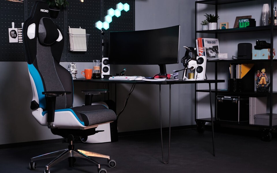 Der RECARO Exo Platinum macht in jedem Gaming-Setup eine gute Figur, taugt aber auch wunderbar fürs Home-Office.