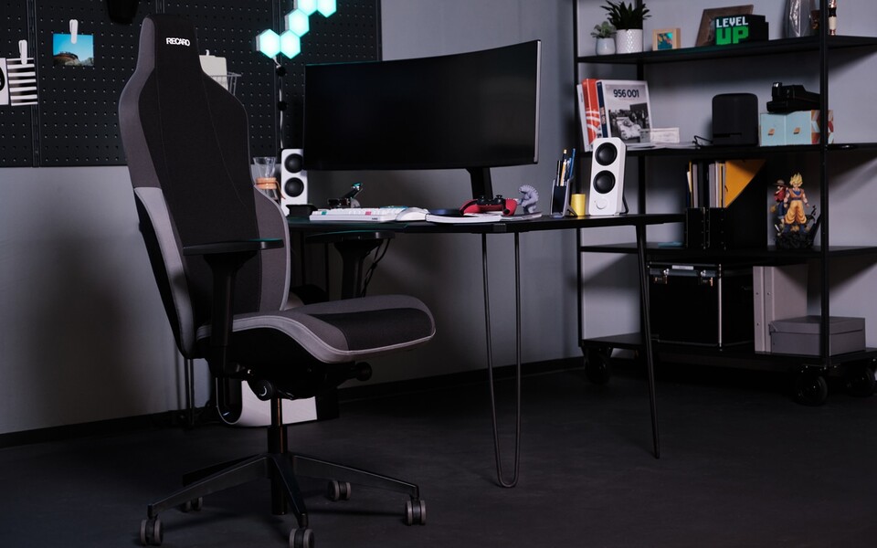 Mit dem RECARO Rae Essential White Gaming-Stuhl könnt ihr mehrere Stunden komfortabel sitzen.