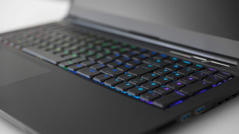 Die mechanische Tastatur bietet pro Taste individuell einstellbare RGB-Effekte.
