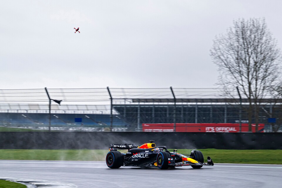 Am oberen Bildrand ist die RBD1 zu erkennen, unten fährt Max Verstappen auf dem regennassen Circuit von Silverstone. Quelle: Red Bull