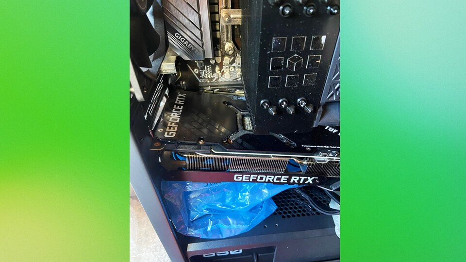 Hier ist vermutlich sowohl beim Zusammenbauen und Einpacken als auch beim Versand des betroffenen PCs zu viel schief gelaufen. (Bild: Reddit-Nutzer qliuess28)