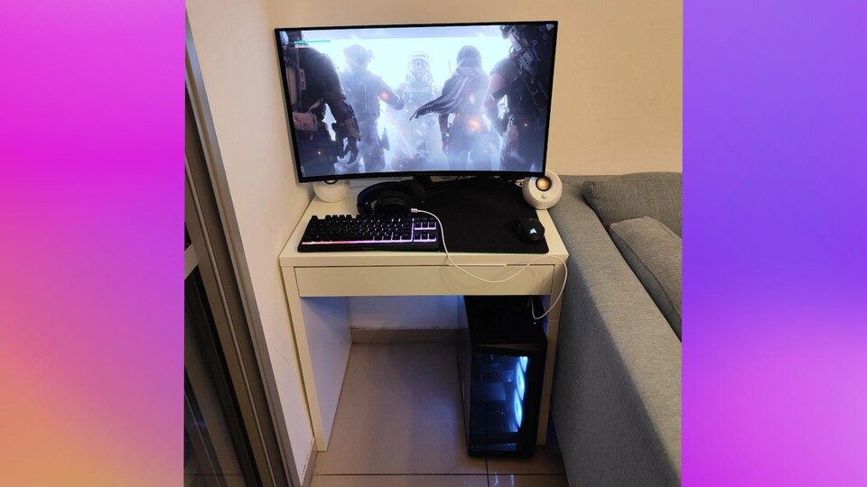 Viel kleiner dürfte der Tisch nicht sein, damit man sich noch mit einem Stuhl einigermaßen vernünftig an den PC setzen und ihn halbwegs komfortabel bedienen kann. (Bild: Reddit-Nutzer Comictatt)
