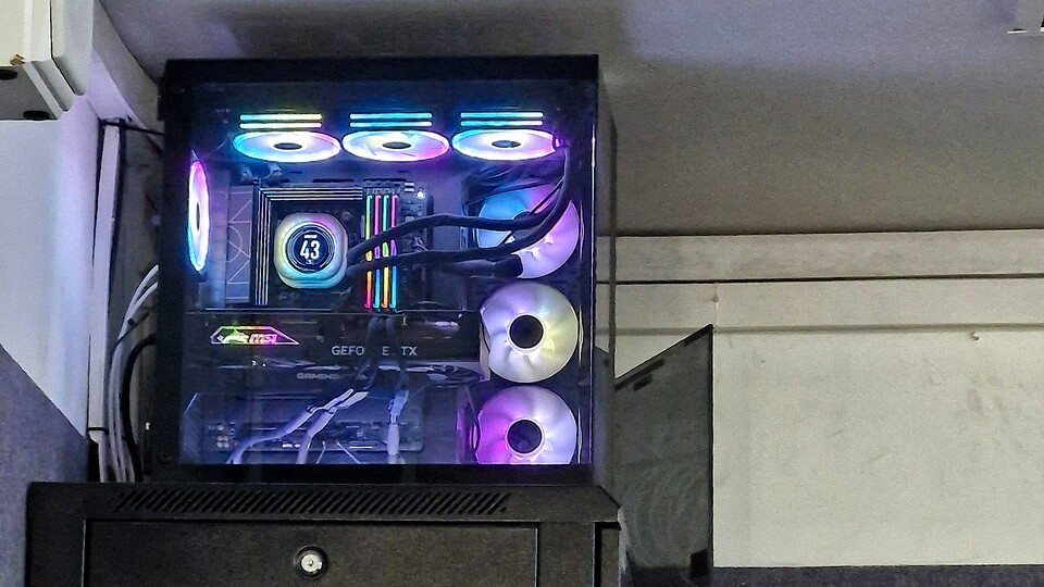 Eher nicht die Art von PC, die man an einer Schule erwartet. (Bild: Reddit-User FantasticRest6252)