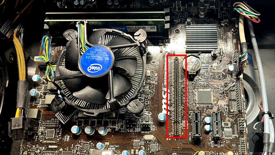 Hier fehlt bei der roten Markierung etwas Entscheidendes für den Einbau einer GPU: Die passende Halterung am PCI-Express-Slot. (Bild: Reddit-Nutzer Chem2calWaste)