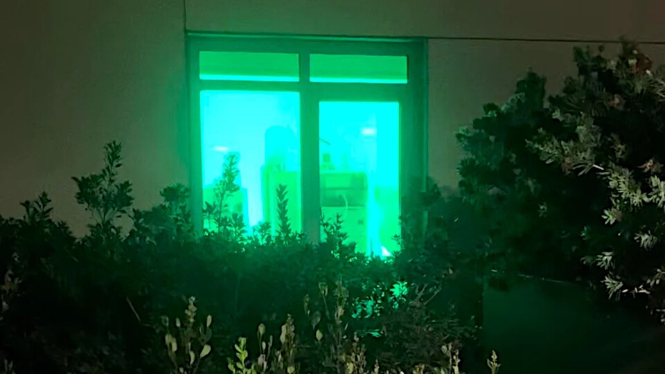 Nein, hier haben sich keine Aliens effektvoll in ein Haus gebeamt. Es ist bloß ein Gehäuse mit RGB-Beleuchtung. (Bild: Reddit-Nutzer d4pz)