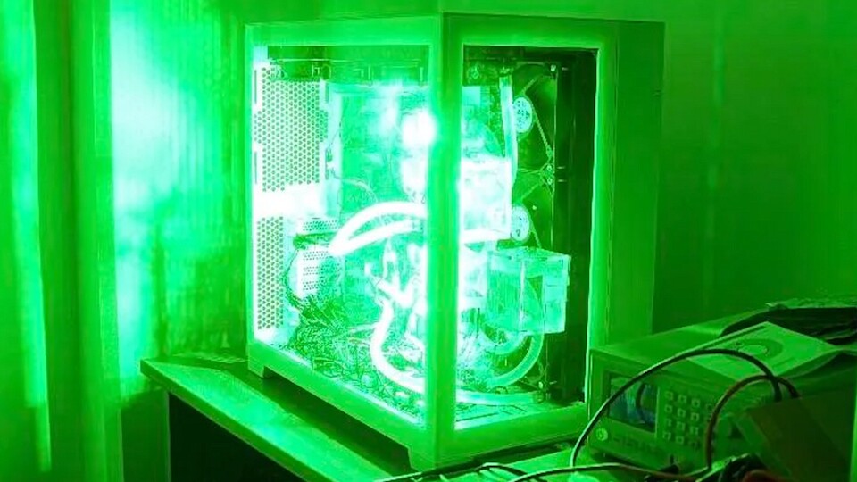 Falls ihr euch fragt, was dieses grüne Licht macht: Es leuchtet grün. (Bild: Reddit-Nutzer d4pz)