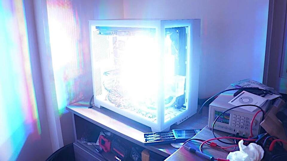Wie hell kann ein PC-Gehäuse nur mit RGB-Beleuchtung sein? Die Antwort lautet offensichtlich Ja!. (Bild: Reddit-Nutzer d4pz)