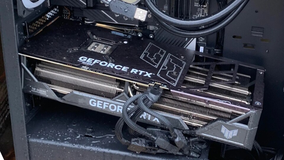 Trotz der offensichtlichen Beschädigung besteht die Möglichkeit, dass der entscheidende Chip der GPU noch funktionsfähig ist. (Bild: Reddit - uDyingmisery)