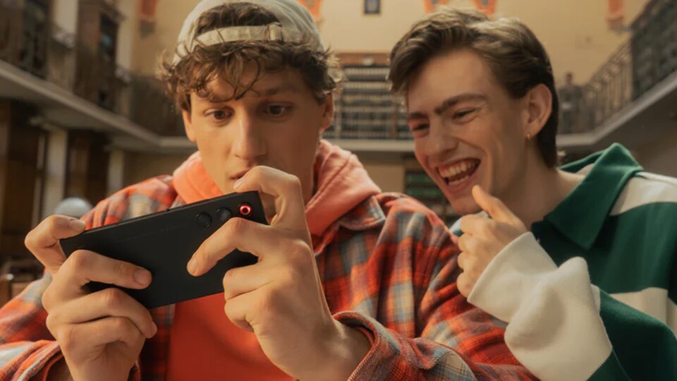 Mit seinen reaktionsschnellen Schultertasten ist das REDMAGIC 10 Air gewöhnlichen Smartphones in puncto Gaming haushoch überlegen!