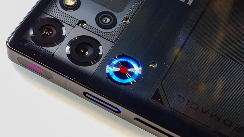 Der verbaute Lüfter sorgt für einen guten Abstransport der Wärme, wird bei höherer Drehzahl allerdings auch recht laut. (BIldquelle: GameStar Tech)