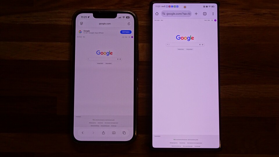Helligkeitsvergleich: Redmagic 10S Pro mit 2.000 Nits (rechts) gegen das iPhone 13 Pro mit 1.000 Nits (links). Der Unterschied fällt deutlich aus. (Bildquelle: GameStar Tech)