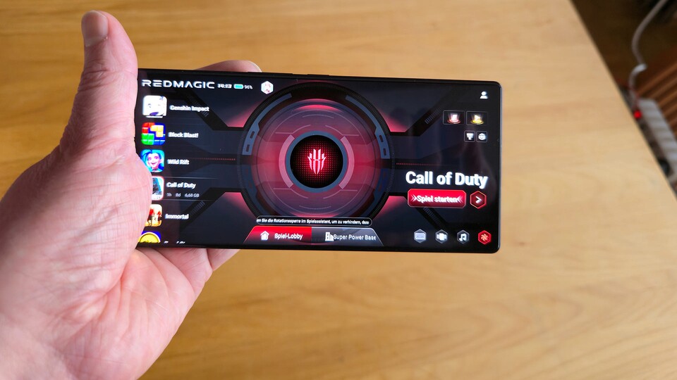 Durch das geringe Gewicht und eine ausgewogene Gewichtsverteilung liegt das REDMAGIC 11 Air auch bei längerer Nutzung angenehm in der Hand.