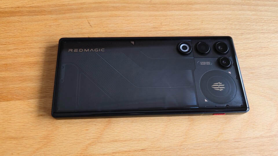 Unverzichtbarer Begleiter: Das REDMAGIC 11 Air kombiniert elegantes Design mit einer Performance, auf die man unterwegs nicht mehr verzichten möchte.
