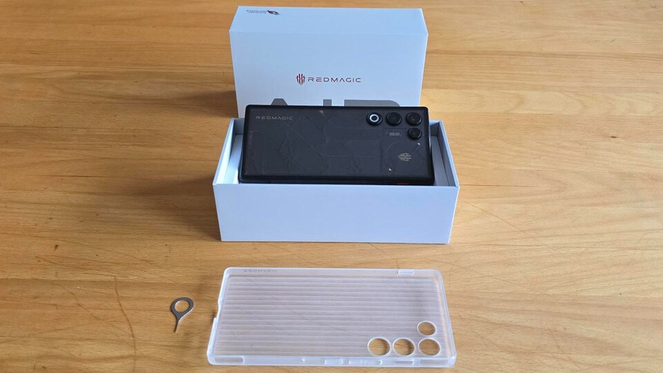 Der Lieferumfang im Überblick: REDMAGIC legt dem 11 Air neben dem SIM-Tool auch eine Schutzhülle sowie das vollständige Ladeset bei.