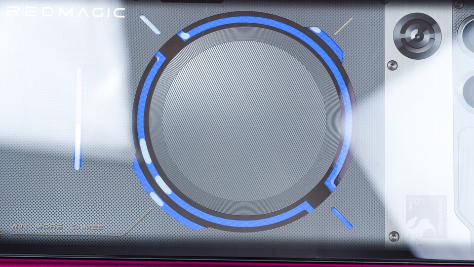 Bei zwei der drei erhältlichen Farbvarianten ist die Wasserkühlung auf der Rückseite zu sehen. Hier wandert eine weiße Flüssigkeit im blauen Kreis herum, wenn die Kühlung läuft. (Bildquelle: GameStar Tech)