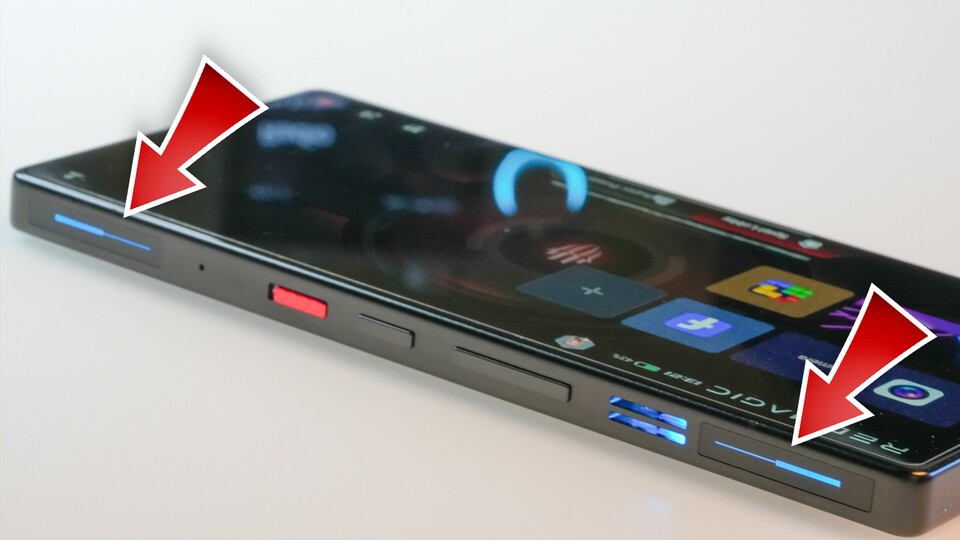 Wie schon die Vorgängermodelle besitzt auch das Redmagic 11 Pro zwei Sensor-Schultertasten auf der rechten Seite des Rahmens. (Bildquelle: GameStar Tech)