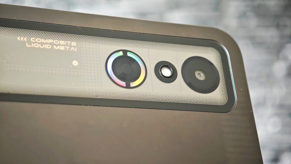 Dieses Tablet hat sogar einen aktiven Lüfter eingebaut. In der Praxis hört man ihn leicht, wenn eure Umgebung leise ist. Gestört hat es mich nicht. (Bildquelle: Duy Linh DinhGameStar Tech)