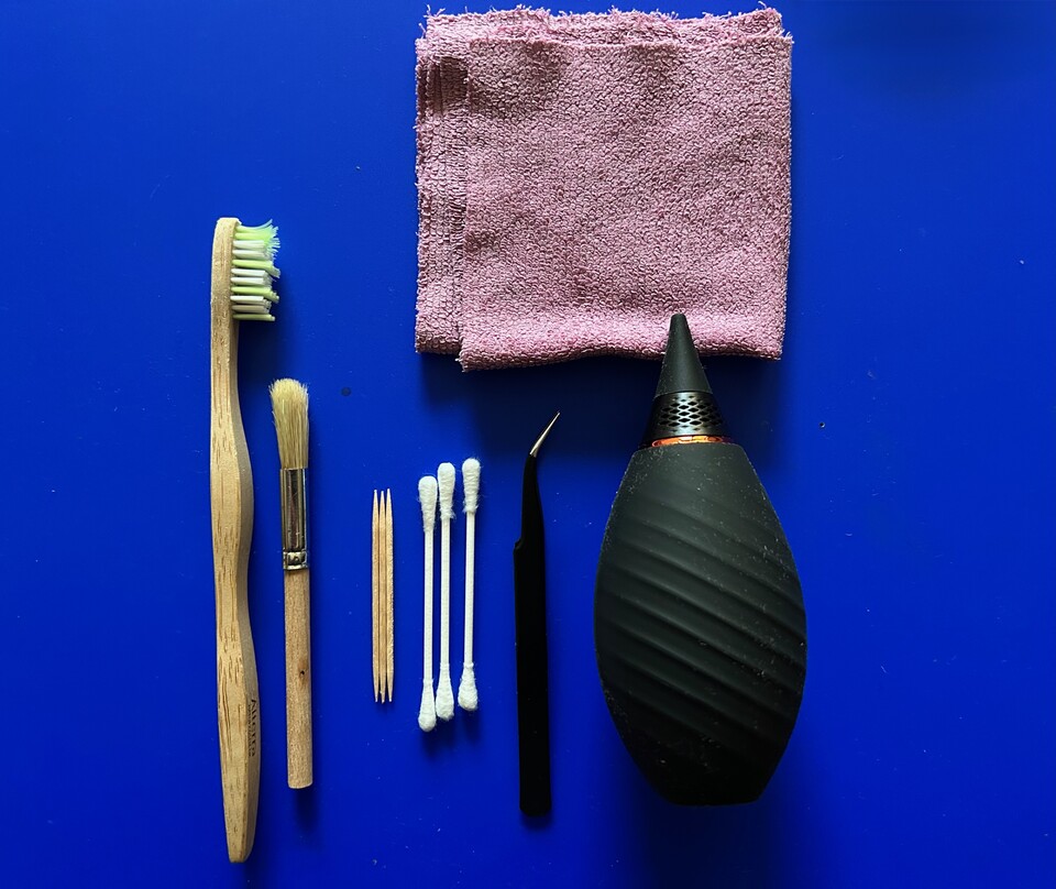 Zahnbürste, Pinsel, Zahnstocher, Wattestäbchen und Mikrofasertuch - das ist alles, was ihr für die Maus-Reinigung braucht. Pinzette und Blasebalg sind sinnvolle Extras, es geht aber auch ohne. (Bildquelle: Andrea MaurerGameStar Tech)