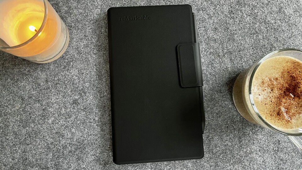 Das optional erhältliche Folio-Case schützt das Display und hält den Stift.