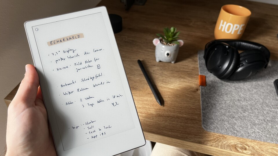 Der Remarkable Paper Pro Move lässt sich super mit nur einer Hand halten.
