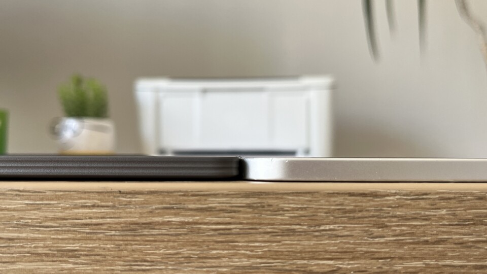 Das Remarkable Paper Pure (links) ist ungefähr so dick wie ein iPad Pro 11 Zoll (rechts), aber deutlich leichter.