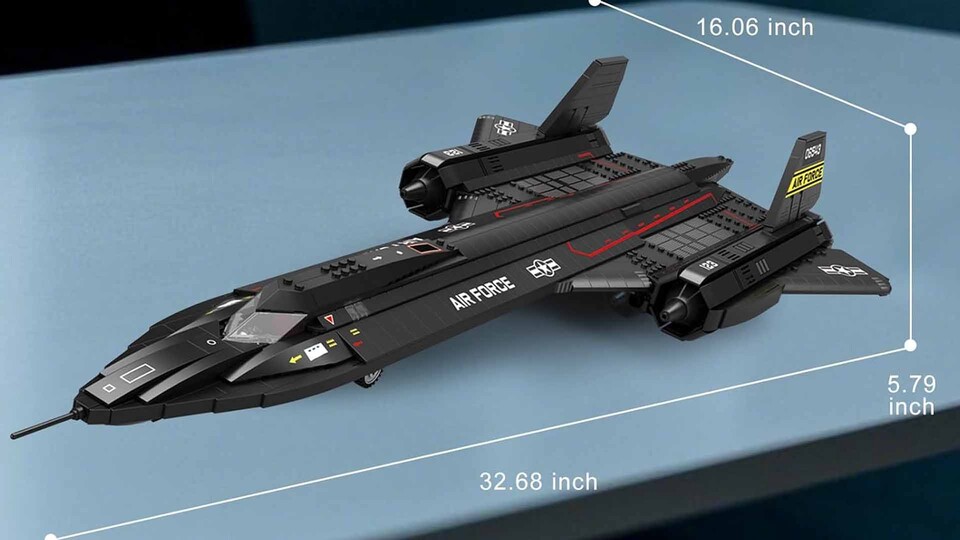 Mit über 80 Zentimetern Länge beeindruckt die Reobrix SR-71 Blackbird durch ihre originalgetreue Silhouette und die markante Form des Überschallflugzeugs.