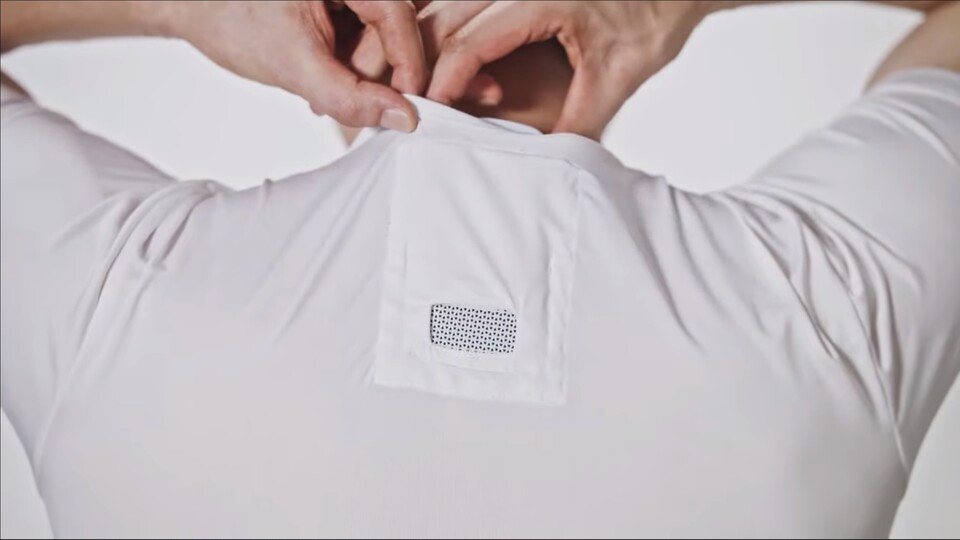 Nur mit dem passenden Hemd kann der Reon Pocket die Temperatur optimal regulieren. (Bildquelle: First Flight JP)