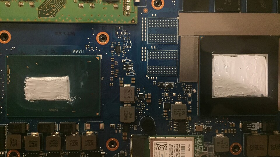 So sehen CPU und GPU aus, nachdem die neue Wärmeleitpaste aufgetragen wurde.