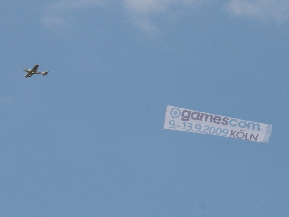SoftwareProvokation: Über dem Gelände der Games Convention kreiste ein Flugzeug mit dem Banner der Konkurrenzmesse Gamescom.