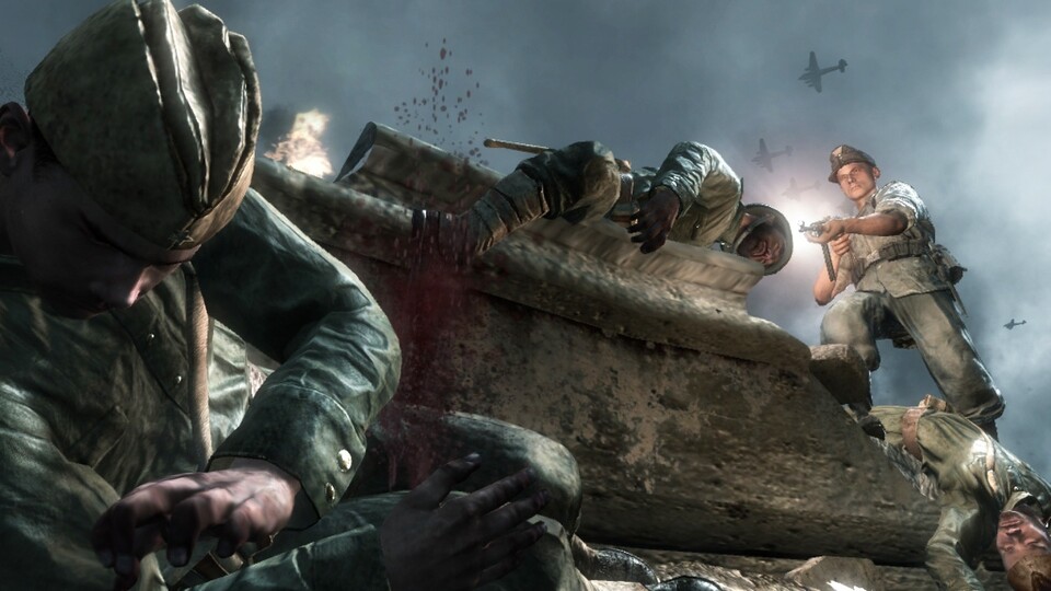 Ein deutscher Soldat erschießt wehrlose Verwundete in Call of Duty 5. Je gnadenloser der Gegner, desto leichter wird er als Feind akzeptiert.