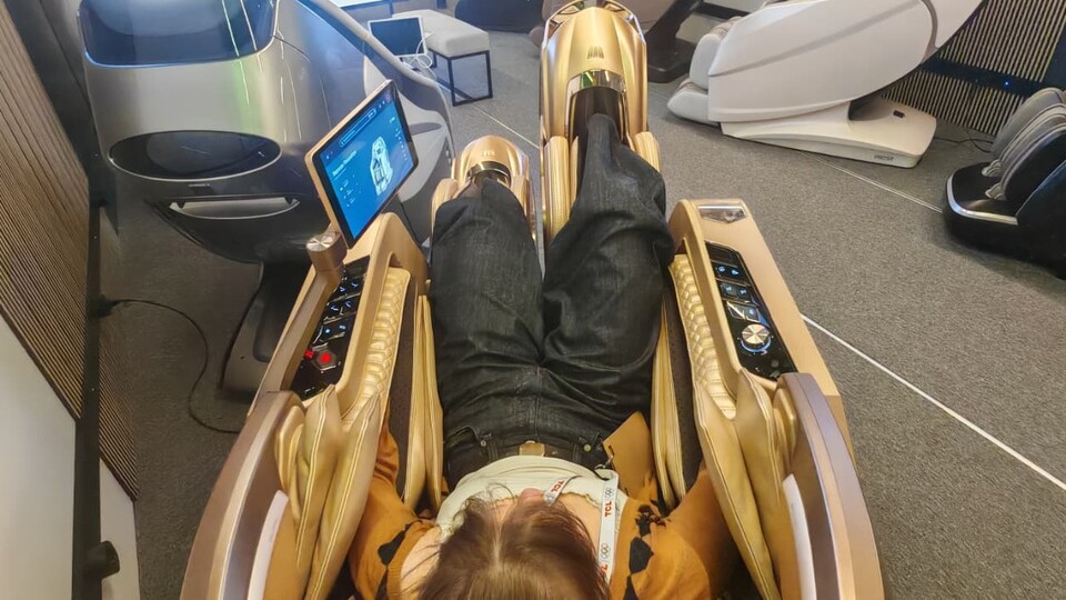 Ursuls hat auf der IFA 2025 einen Luxus-Massagesessel ausprobiert. (Bildquelle: Ursula DemlingGameStar Tech)