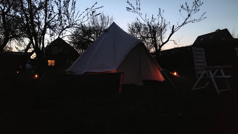 Zocken, wo immer ihr wollt - ich persönlich bevorzuge da mein Zelt im Garten, das mich auch zum Laptopliebhaber gemacht hat.