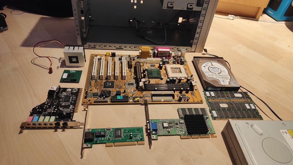 Die Ausbeute eines entkernten Gebraucht-PCs, den es für etwa 80 Euro bei ebay gab: Pentium 3, passendes Board, IDE-Festplatte, SD-RAM, eine Terratec-Soundkarte, Netzwerk und eine ATI Rage 128-Grafikkarte. Gehäuse, Netzteil und DVD-Laufwerk waren ebenfalls dabei - eine tolle Basis um auf- und umzurüsten.