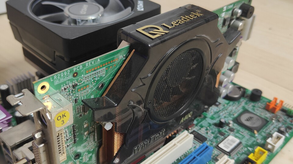 Mit der Geforce 6800 hier lassen sich AGP-System gut beschleunigen, sogar mit Shader Model 3. Achtet aber auf eine flotte CPU zur Unterstützung. Und ja, im Hintergrund wird der Athlon64 von einem AMD Ryzen Boxed-Kühler auf Temperatur gehalten.