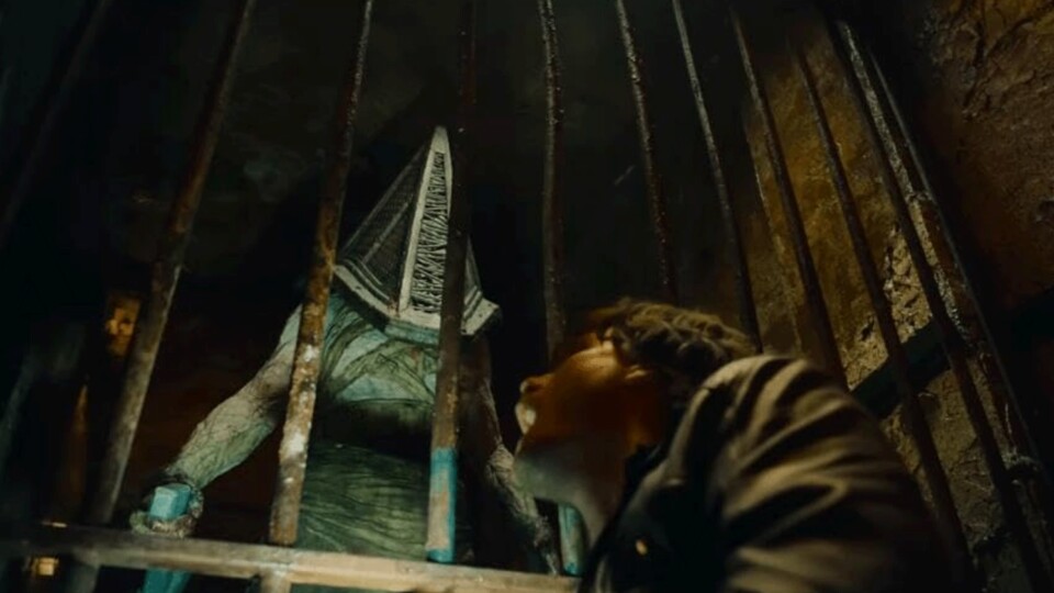 Und mal wieder ist Pyramid Head nur ein Maskottchen, eine Hülle für etwas, das jeglichen Sinn verloren hat. (Bildquelle: Davis Films)