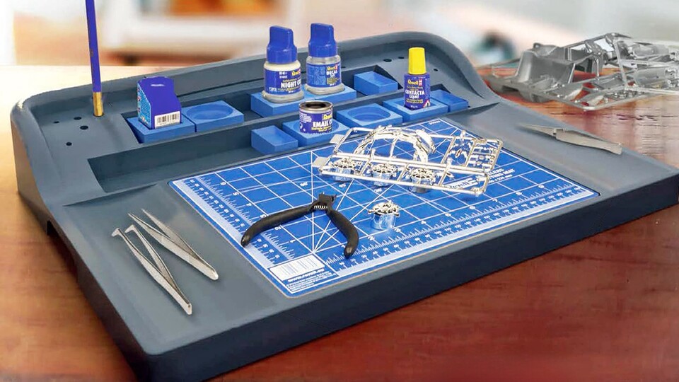 Auf so einer Arbeitsfläche mit passenden Halterungen fühlt sich der Modellbau richtig clean und professionell an.