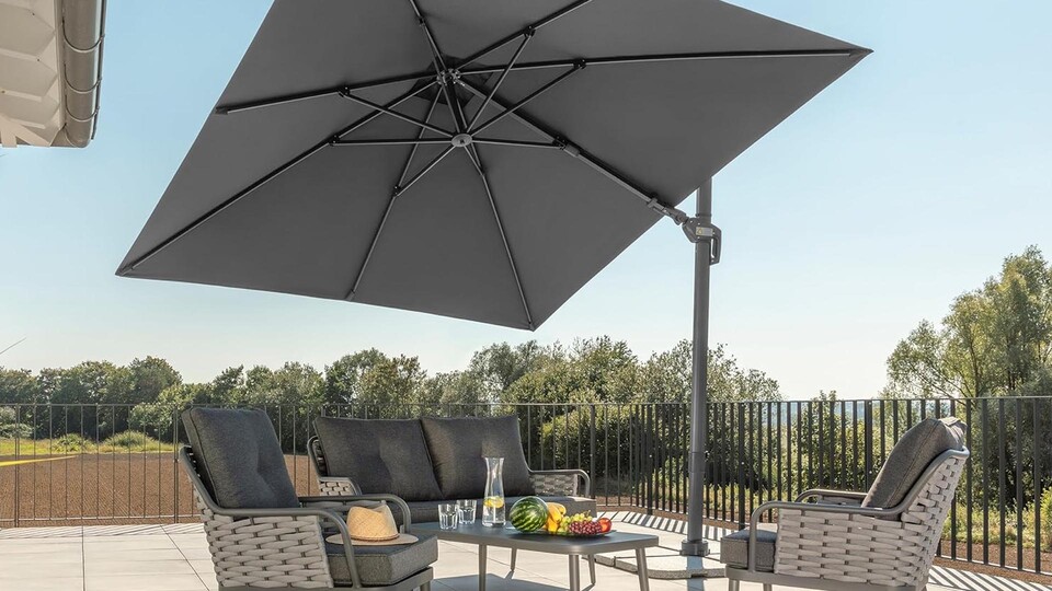 Der Rhodos Twist ist nicht einfach nur ein x-beliebiger Sonnenschirm – mit seiner simplen 360° Mechanik liefert er euch puren Komfort auf der Terrasse!