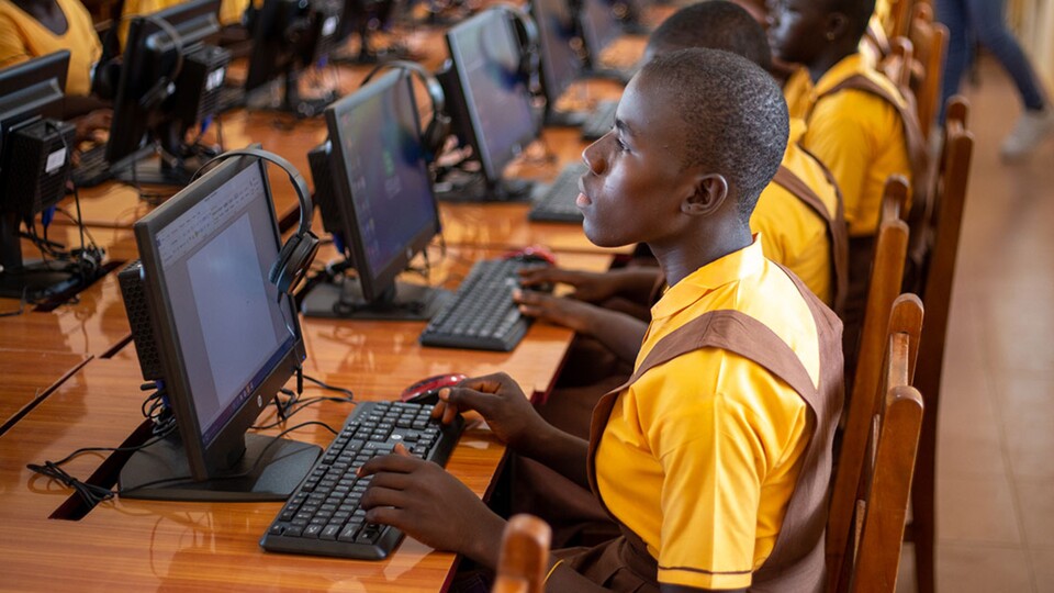 Ein Schüler im neuen IT-Zentrum. Auf dem Bildschirm: Microsoft Word. (Bildquelle: The Yamoransa Model)