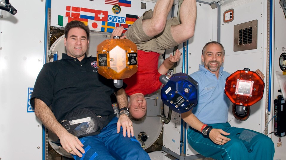 Dass Richard Garriott (rechts im Bild) spaciger Technik nicht abgeneigt ist, zeigte er 2008 bei seinem Besuch auf der ISS. (Bild: NASA, Public Domain)