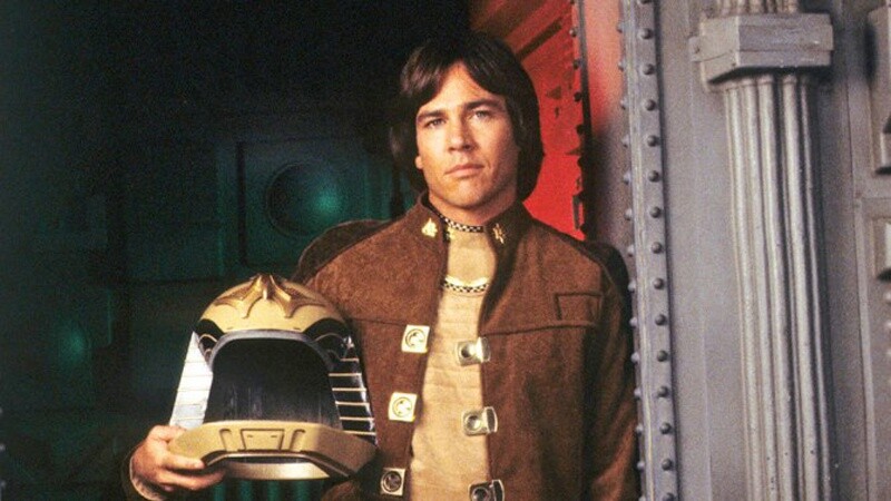 Der verstorbene Richard Hatch spielte bereits in der Original-Serie Battelstar Galactica (Kampfstern Galactica) in den 70er Jahren mit.