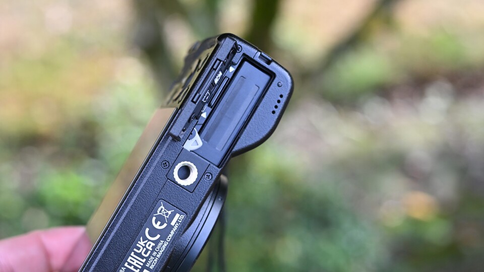Nervig: Im Gegensatz zur Ricoh GR III unterstützt die IV nur Micro-SD-Karten. (Bild: Patrick S.GameStar Tech)