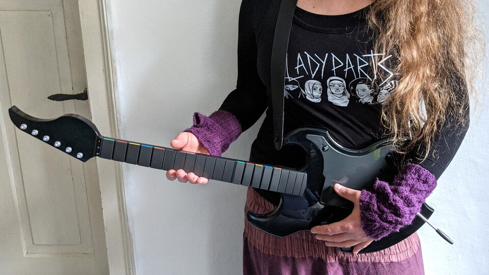 Auf der PS5 und am PC benutze ich noch immer am liebsten meine beiden Riffmaster-Gitarren, und zwar verkehrtherum als Linkshänderin – so wie Jimi Hendrix. (Bildquelle: Nele WobkerGameStar Tech)