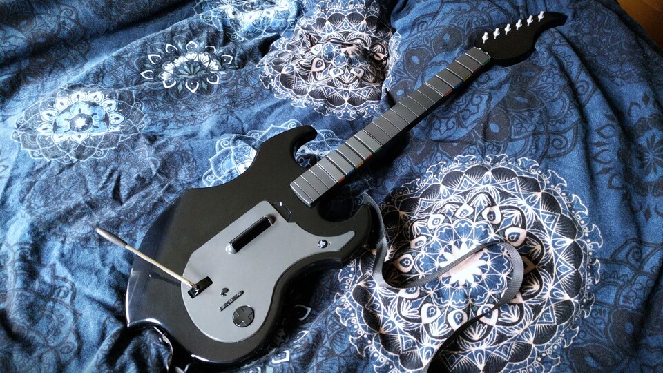 Hier in etwas hellerem Grau am Gitarrenhals zu sehen sind die beiden Tastenfelder unten und oben. (Bildquelle: Nele WobkerGameStar Tech)