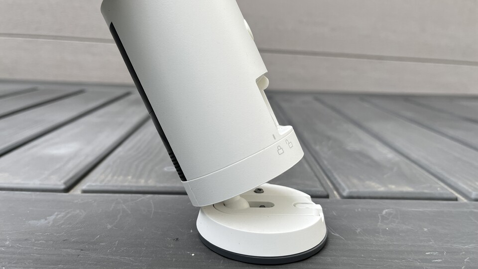 Der Standfuß lässt sich neigen. (Bildquelle: Mirco KämpferGameStar Tech)