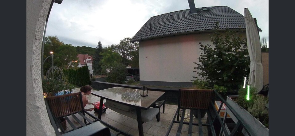 Auch bei schlechtem Licht nimmt die Außenkamera Plus Farbaufnahmen auf, wodurch mehr Details erkennbar sind. (Bildquelle: Mirco KämpferGameStar Tech)