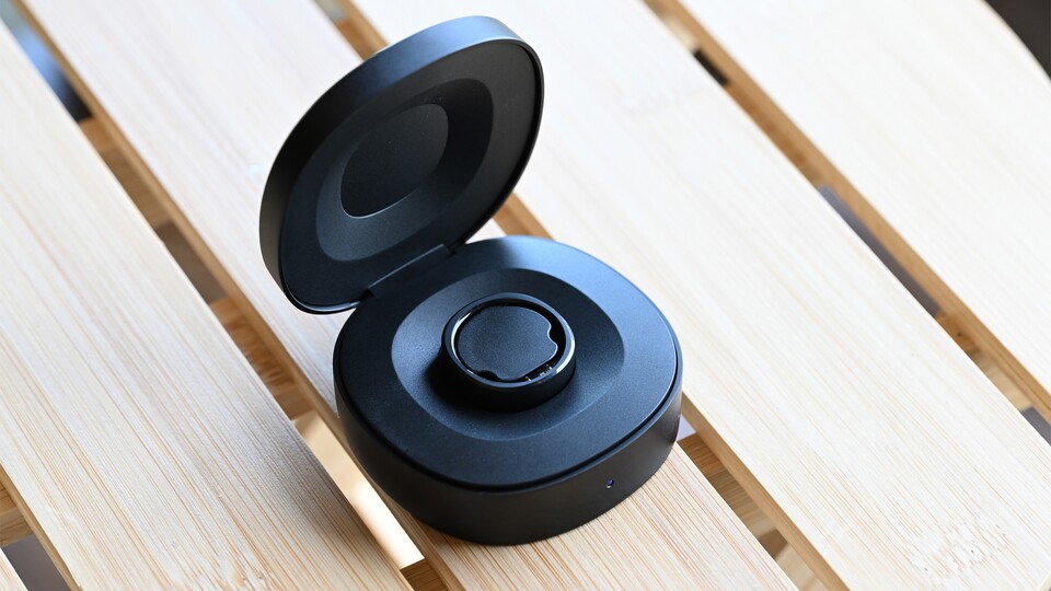 Das Ladecase ist vergleichsweise wuchig. Das liegt am 500-mAh-Akku, der den Ring unterwegs und ohne Steckdose auflädt. (Bild: GameStar Tech - Patrick Schneider)