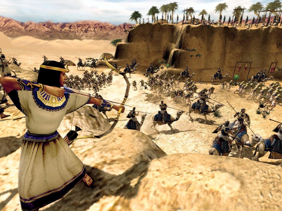 Ägyptische Bogenschützen nutzen ihren Höhenvorteil, um Kamelreitern einzuheizen.